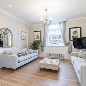 Beautiful 4 Bedroom Holiday home